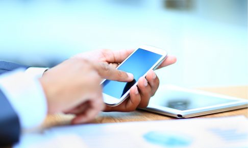 スマホを持つ男性